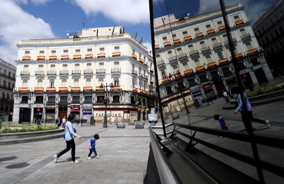  Puerta del Sol चौकात सुद्धा एक लहान मुलगा चालताना दिसत आहे. त्याच्याबरोबर एक महिला देखील आहे. (फोटो सौजन्य- Reuters) 