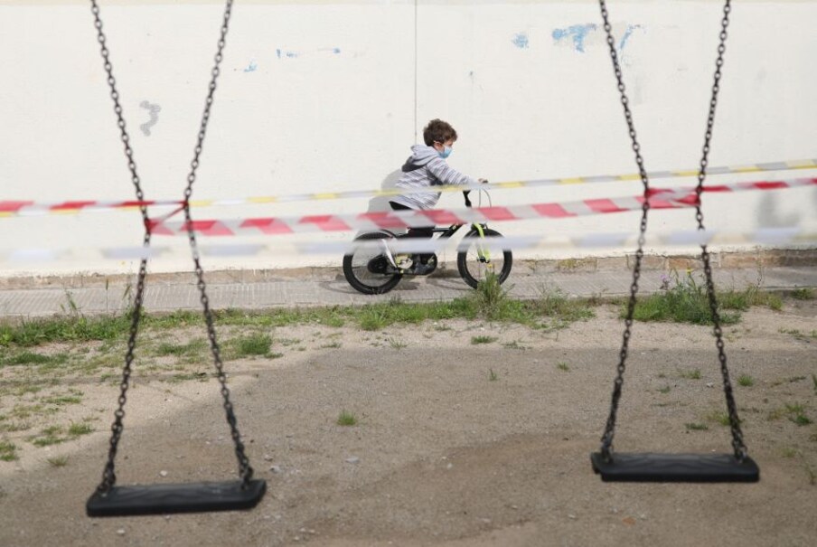 उड्या मारून आनंद व्यक्त केल्यानंतर Killian ने सायकलवरून फेरफटका देखील मारला. या मुलांचा आनंद मोजमाप करता येणार नाही इतका आहे. (फोटो सौजन्य- Reuters) 