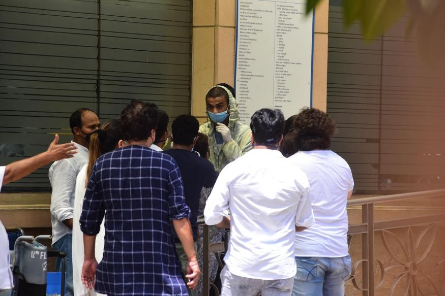 इरफानच्या जवळचा मित्रपरिवार यावेळी उपस्थित होता. त्याची मुलं अयान आणि बाबील या दोघांचेही सांत्वन करण्यासाठी इरफानचा मित्रपरिवार उपस्थित होता. (फोटो सौजन्य- Viral Bhayani) इरफानच्या जवळचा मित्रपरिवार यावेळी उपस्थित होता. त्याची मुलं अयान आणि बाबील या दोघांचेही सांत्वन करण्यासाठी इरफानचा मित्रपरिवार उपस्थित होता. (फोटो सौजन्य- Viral Bhayani)