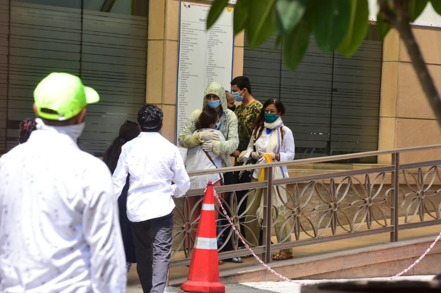 मंगळवारी Colon Infection मुळे त्याला कोकिलाबेन रुग्णालयामध्ये भरती करण्यात आले होते. इरफानच्या जाण्याने हा बॉलिवूडसाठी हा सर्वात मोठा धक्का आहे. इरफानच्या जाण्याने अनेकांनी त्यांचं दु:ख व्यक्त केलं आहे. (फोटो सौजन्य- Viral Bhayani) मंगळवारी Colon Infection मुळे त्याला कोकिलाबेन रुग्णालयामध्ये भरती करण्यात आले होते. इरफानच्या जाण्याने हा बॉलिवूडसाठी हा सर्वात मोठा धक्का आहे. इरफानच्या जाण्याने अनेकांनी त्यांचं दु:ख व्यक्त केलं आहे. (फोटो सौजन्य- Viral Bhayani)