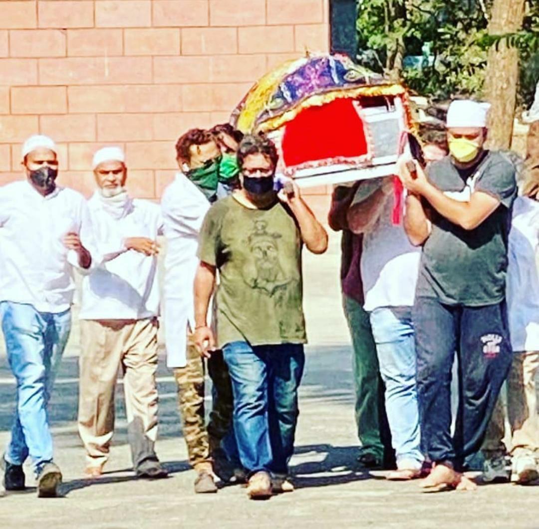 इरफान खानच्या शेवटच्या प्रवासात त्याचा जवळचा मित्र आणि फिल्ममेकर तिग्मांशू धुलियाने त्याला खांदा दिला. (फोटो सौजन्य- Viral Bhayani) इरफान खानच्या शेवटच्या प्रवासात त्याचा जवळचा मित्र आणि फिल्ममेकर तिग्मांशू धुलियाने त्याला खांदा दिला. (फोटो सौजन्य- Viral Bhayani)