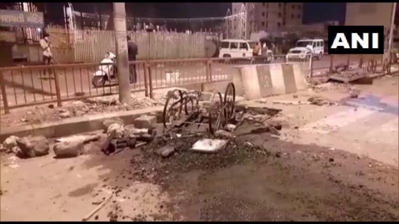 हे सर्व मजुरांनी आपल्या घरी जाण्याची मागणी लावून धरली होती. त्यांना घरी जाऊ देत नसल्यानं या मजुरांनी एकत्र जमून रस्त्यावर गोंधळ घातला. अनेक गाड्यांची जाळपोळ केली आणि लॉकडाऊनचं उल्लंघन केलं आहे. हे सर्व मजुरांनी आपल्या घरी जाण्याची मागणी लावून धरली होती. त्यांना घरी जाऊ देत नसल्यानं या मजुरांनी एकत्र जमून रस्त्यावर गोंधळ घातला. अनेक गाड्यांची जाळपोळ केली आणि लॉकडाऊनचं उल्लंघन केलं आहे.
