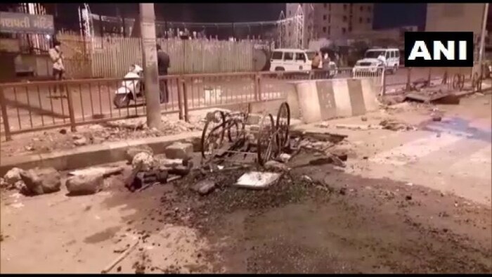 हे सर्व मजुरांनी आपल्या घरी जाण्याची मागणी लावून धरली होती. त्यांना घरी जाऊ देत नसल्यानं या मजुरांनी एकत्र जमून रस्त्यावर गोंधळ घातला. अनेक गाड्यांची जाळपोळ केली आणि लॉकडाऊनचं उल्लंघन केलं आहे.