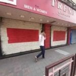 अनेक भागांमध्ये लॉकडाऊनचे नियम कडक केले आहेत तर वारंवार पोलिसांकडून घरी राहण्याचं आवाहन केलं जात असतानाच पुणेकर मात्र मॉर्निंग वॉकसाठी रस्त्यावर उतरत असल्याचं चित्र आहे. अनेक भागांमध्ये लॉकडाऊनचे नियम कडक केले आहेत तर वारंवार पोलिसांकडून घरी राहण्याचं आवाहन केलं जात असतानाच पुणेकर मात्र मॉर्निंग वॉकसाठी रस्त्यावर उतरत असल्याचं चित्र आहे.