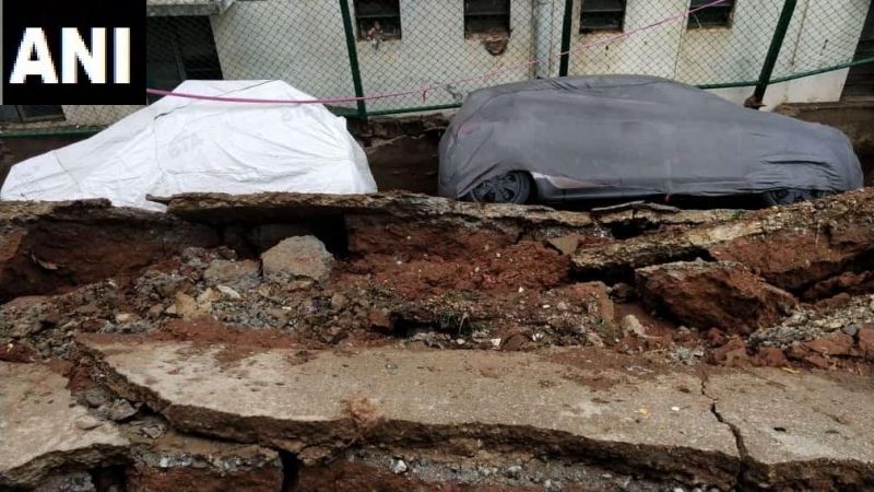 या पावसाचा जोर इतका भयंकर होता की कागगेरे भागातील रस्ता पावसानं खचला. काही ठिकाणी वाहून गेला आहे. या पावसाचा जोर इतका भयंकर होता की कागगेरे भागातील रस्ता पावसानं खचला. काही ठिकाणी वाहून गेला आहे.