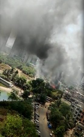 अग्निशमन दलाच्या 05 गाड्या घटनास्थळी दाखल झाल्याअसून त्यांचे आगीवर नियंत्रण मिळवण्याचे प्रयत्न सुरू आहेत. त्यानंतर कुलिंग ऑपरेशनचं काम केलं जाणार आहे. अग्निशमन दलाच्या 05 गाड्या घटनास्थळी दाखल झाल्याअसून त्यांचे आगीवर नियंत्रण मिळवण्याचे प्रयत्न सुरू आहेत. त्यानंतर कुलिंग ऑपरेशनचं काम केलं जाणार आहे.