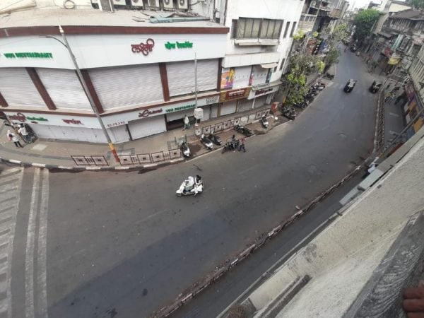 मुंबई पाठोपाठ पुण्यातही कोरोनानं थैमान घातलं आहे. कोरोनाचा संसर्ग रोखण्यासाठी पुणे प्रशासनानं काही कठोर पावलं उचलली आहेत. मुंबई पाठोपाठ पुण्यातही कोरोनानं थैमान घातलं आहे. कोरोनाचा संसर्ग रोखण्यासाठी पुणे प्रशासनानं काही कठोर पावलं उचलली आहेत.
