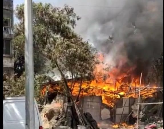 आगीची माहिती मिळताच स्थानिकांनी सुरुवातीला बादलीनं पाणी टाकून विझवण्याचा प्रयत्न केला मात्र आग आटोक्यात येत नाही हे लक्षात येताच अग्निशमन दलाला पाचरण केलं. आगीची माहिती मिळताच स्थानिकांनी सुरुवातीला बादलीनं पाणी टाकून विझवण्याचा प्रयत्न केला मात्र आग आटोक्यात येत नाही हे लक्षात येताच अग्निशमन दलाला पाचरण केलं.