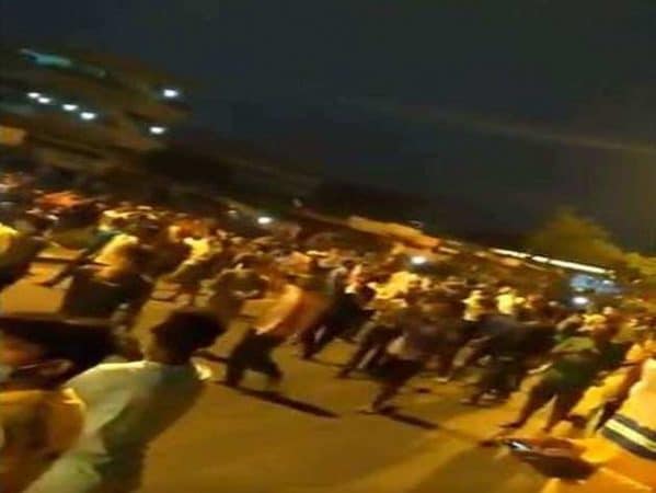 सूरतचा लसकाना आणि बुर्स भागात लॉकडाऊनमुळे वैतागलेल्या मजुरांनी रस्त्यावर उतरून गोंधळ घातला. देशभरात कोरोनाग्रस्तांचा आकडा झपाट्यानं वाढत आहे. त्यामुळे लॉकडाऊन वाढला तर असं किती दिवस राहणार अजून असा सवाल उपस्थित करत आहेत. सूरतचा लसकाना आणि बुर्स भागात लॉकडाऊनमुळे वैतागलेल्या मजुरांनी रस्त्यावर उतरून गोंधळ घातला. देशभरात कोरोनाग्रस्तांचा आकडा झपाट्यानं वाढत आहे. त्यामुळे लॉकडाऊन वाढला तर असं किती दिवस राहणार अजून असा सवाल उपस्थित करत आहेत.