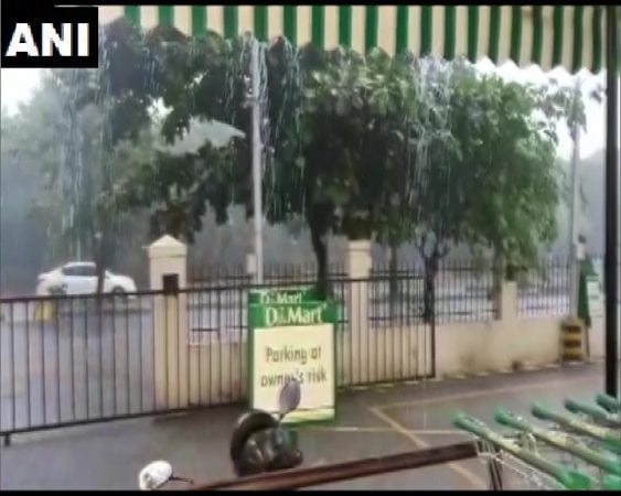 बंगळुरू इथे अनेक भागांमध्ये गुरुवारी तुफान पाऊस झाला. वादळीवाऱ्यासह जोरदार पावसानं हजेरी लावली होती. बंगळुरू इथे अनेक भागांमध्ये गुरुवारी तुफान पाऊस झाला. वादळीवाऱ्यासह जोरदार पावसानं हजेरी लावली होती.