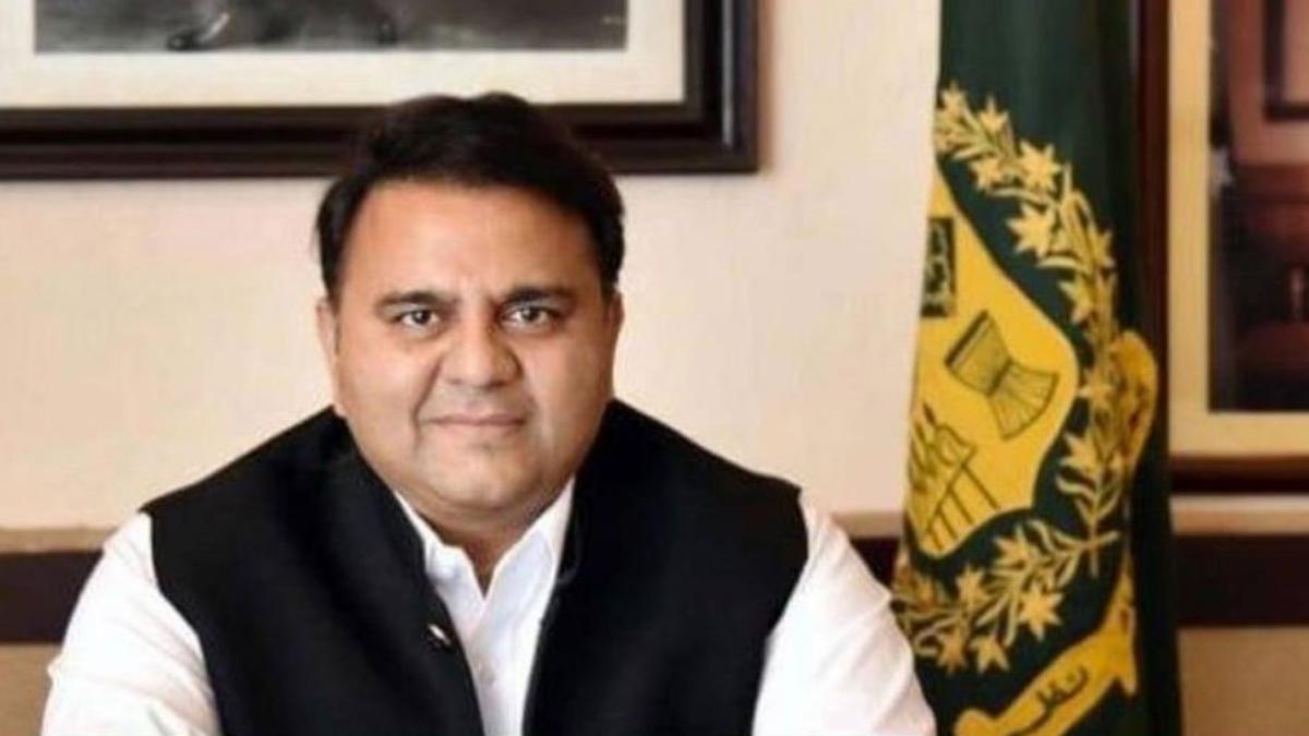 पाकिस्तानी मंत्र्याला लिहिता येत नाही India चं स्पेलिंग, भारतीय म्हणाले- कहना क्या चाहते हो?