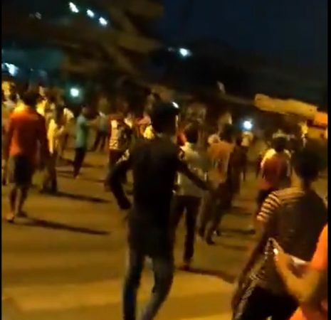 देशभरात कोरोना व्हायरस वेगानं पसरत आहे. त्याला रोखण्यासाठी लॉकडाऊनचे आदेश देण्यात आले आहेत. याच लॉकडाऊनदरम्यान अनेक मजूर सूरतमध्ये अडकून पडले आहेत. देशभरात कोरोना व्हायरस वेगानं पसरत आहे. त्याला रोखण्यासाठी लॉकडाऊनचे आदेश देण्यात आले आहेत. याच लॉकडाऊनदरम्यान अनेक मजूर सूरतमध्ये अडकून पडले आहेत.