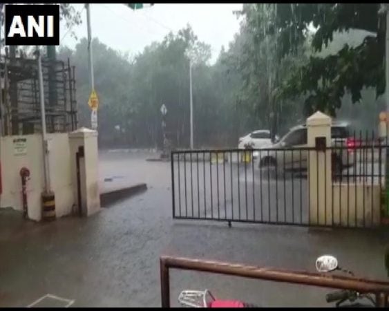 एकीकडे कोरोना विरुद्ध देशभरात आणि कर्नाटकात लढा देत असताना अवकाळी पावसाचं संकट नागरिकांवर कोसळलं आहे. एकीकडे कोरोना विरुद्ध देशभरात आणि कर्नाटकात लढा देत असताना अवकाळी पावसाचं संकट नागरिकांवर कोसळलं आहे.