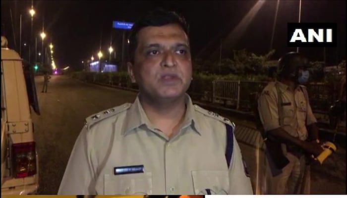 संतापलेल्या मजुरांनी रस्त्यावर उतरुन चक्काजाम केला होता. अनेक ठिकाणी दगडफेक केली आणि वाहनांची जाळपोळ केली आहे. या प्रकरणी पोलिसांनी 70 मजुरांना ताब्यात घेतल्याची माहिती पोलिसांनी दिली आहे.