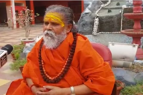 'संपूर्ण गावाला सील करून गावाची हत्या करावी,' अशी संतप्त प्रतिक्रिया अखिल भारतीय आखाडा परिषद अध्यक्ष महंत नरेंद्रगिरी महाराज यांनी दिली आहे.