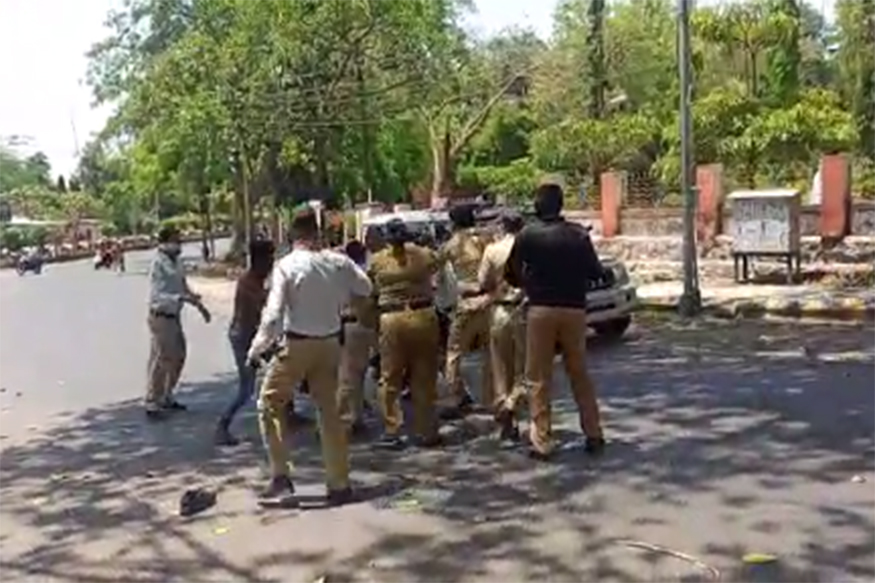 अडवलं का? असा जाब विचारत तरुणांकडून पोलिसांना बेदम मारहाण: VIDEO