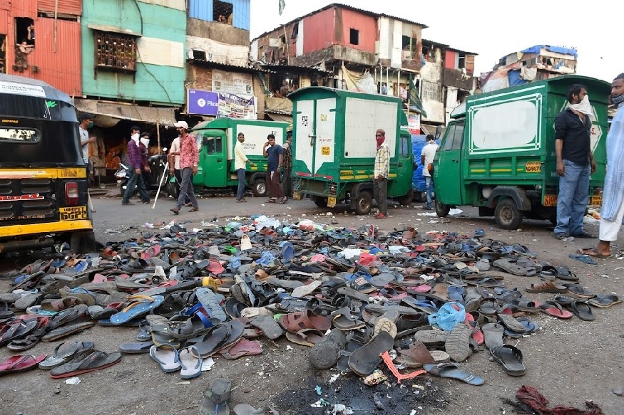 प्रवासी मजूरांच्या चपला अशाच रस्त्यावर पडलेल्या होत्या, जेव्हा लॉकडाऊन वाढवल्यामुळे नाराज मजुरांनी आंदोलन केल्यानंतर पोलिसांनी त्यांचा पाठलाग केला होता. प्रवासी मजूरांच्या चपला अशाच रस्त्यावर पडलेल्या होत्या, जेव्हा लॉकडाऊन वाढवल्यामुळे नाराज मजुरांनी आंदोलन केल्यानंतर पोलिसांनी त्यांचा पाठलाग केला होता.