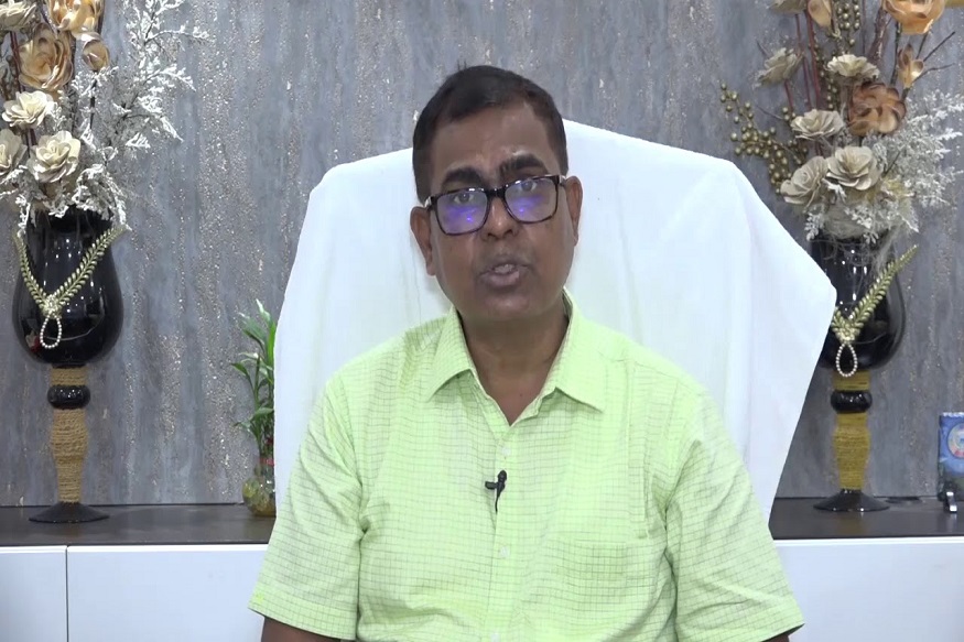 वडिलांच्या मृत्यूनंतर एकही सुट्टी घेतली नाही, कोरोनाबाधितासांठी झटणाऱ्या जिल्हाधिकाऱ्यांचं मुख्यमंत्र्यांकडून कौतुक