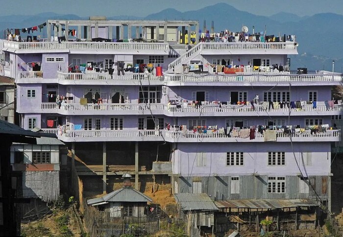 100 खोल्या असणाऱ्या या घरात सर्वजण गुण्यागोविंदाने राहतात. त्यांचं स्वयंपाक घर एकच आहे. मात्र बाकी प्रत्येकाच्या वेगळ्या खोल्या आहेत. जिओना यांच्या शिस्तीप्रमाणे सर्वजण मिळून काम करतात. मिझोरममध्ये आतापर्यंत एकच कोरोना रुग्ण आढळला असला, तरीही प्रशासनाने सांगितल्याप्रमाणे जिओना यांचा परिवार देखील संक्रमणापासून बचाव करण्यासाठी योग्य खबरदारी घेत आहे.