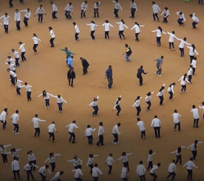 चाना परिवाराचा मोठा दबदबा आहे. एकत्र एवढे सगळी मतं मिळत असल्याने नेतेमंडळींचे सुद्धा त्यांच्याशी चांगले संबंध आहेत. त्यांच्या परिवाराचा नाव गिनीज बुक ऑफ वर्ल्ड रेकॉर्डमध्ये सुद्धा सामाविष्ट आहे. एवढच नव्हे घरच्या घरी अनेक स्पर्धांचं आयोजन देखील चाना परिवारात केलं जातं.