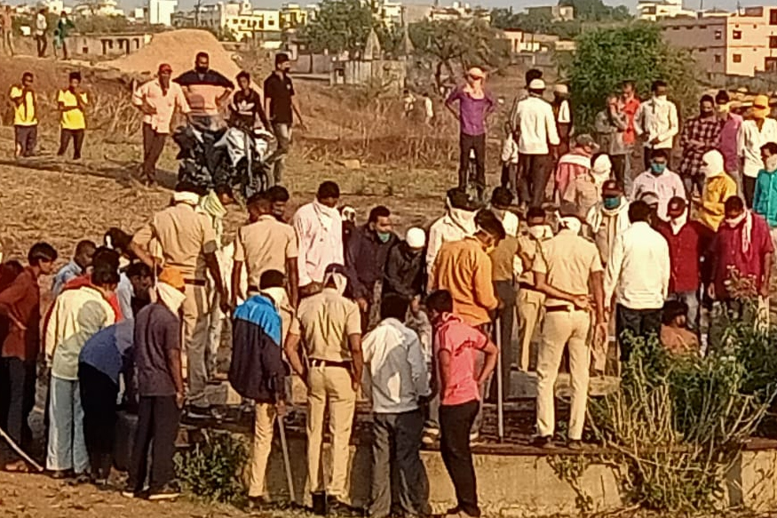 नवरा-बायकोच्या भांडणात निर्दयी आईनं 8 महिन्यांच्या चिमुरडीला फेकलं विहिरीत