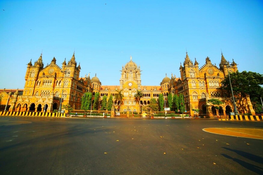 नेहमीच दाटीवाटी असणाऱ्या छत्रपती शिवाजी महाराज टर्मिनस जवळील मार्गावर आज एकही माणूस दिसत नाही आहे. नेहमीच दाटीवाटी असणाऱ्या छत्रपती शिवाजी महाराज टर्मिनस जवळील मार्गावर आज एकही माणूस दिसत नाही आहे.