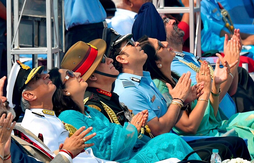 एअरफोर्सच्या 85व्या संचलनादरम्यान गाझियाबादमधील Hindon Air Force base याठिकाणी सचिन उपस्थित होता. एअरफोर्सच्या 85व्या संचलनादरम्यान गाझियाबादमधील Hindon Air Force base याठिकाणी सचिन उपस्थित होता.