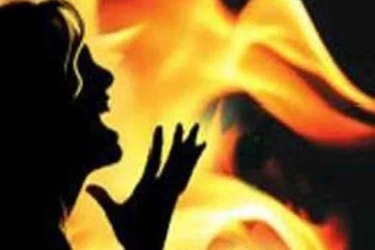 चारित्र्यावर संशय घेत पतीने पत्नीला जिवंत जाळलं, पेटत्या पत्नीनेच पतीला मारली मिठी