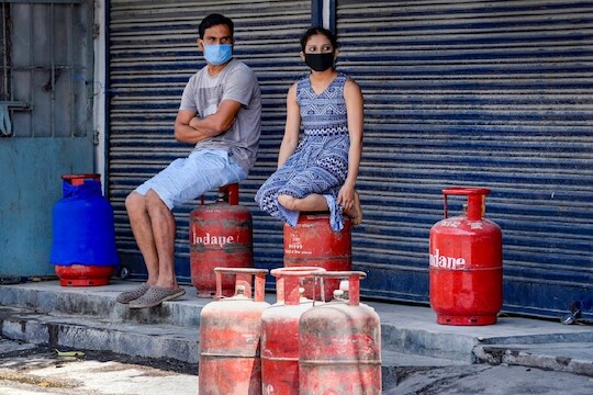 Lockdown 5.0: लॉकडाऊनमध्ये सर्वसामान्यांना आणखी एक झटका, गॅस सिलिंडरच्या दरात वाढ; असे आहेत नवे दर