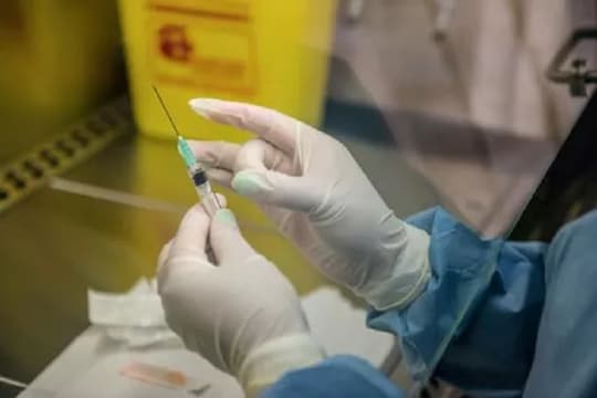 भारतात पुण्यासह काही शहरांमध्ये या चाचण्या सुरू असून सीरम इन्स्टिट्यूट या लशीचं उत्पादन करणार आहे.