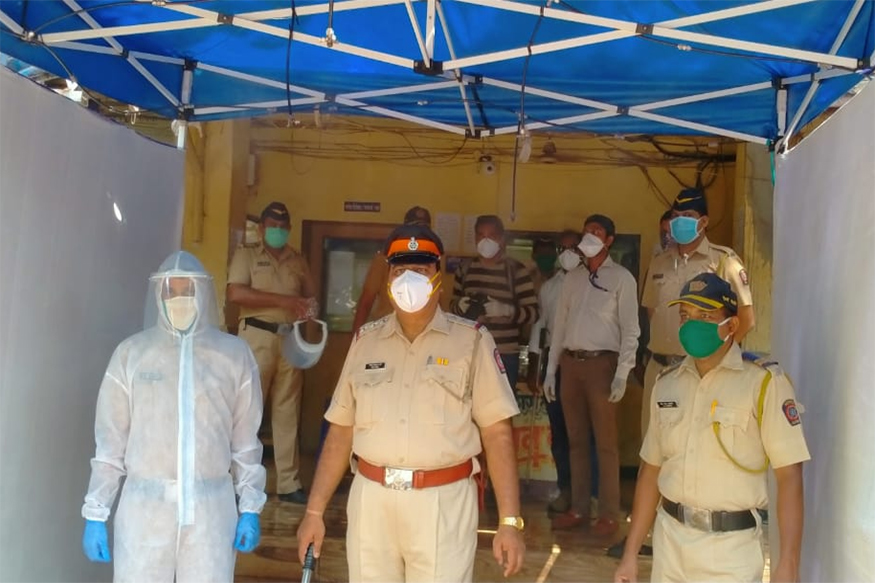 धारावीत पोलिस स्टेशनबाहेर निर्जंतुकीकरणासाठी पहिला 'सॅनिटायझेशन टेंट' उभारण्यात आला आहे. स्थानिक खासदार राहुल शेवाळे यांच्या वतीने उभारण्यात आलेल्या या सॅनिटायझेशन टेंटमुळे धारावीतील पोलिसांना मोठा दिलासा मिळणार आहे.