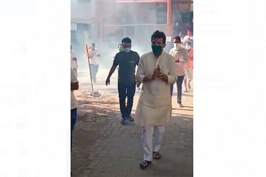 शिवसेना नगरसेवकाकडून सोशल डिस्टेंसिंगचा फज्जा, फटाक्याच्या धुरातून रुग्णाला चालतच आणलं घरी