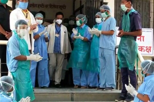कोरोनाचा लढा यशस्वी! एकाच कुटुंबातील 6 जणं बरे होऊन परतले घरी, दुसऱ्या दिवशीही मुंबईकरांची शतकपूर्ती