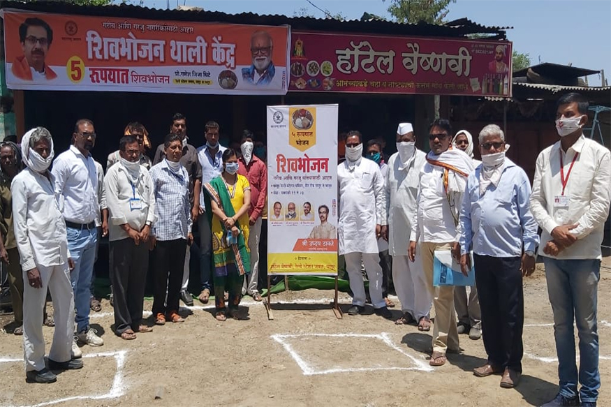 फोटो सेशनच्या नादात महिला तहसीलदाराकडूनच सोशल डिस्टंसिंगची 'ऐसी की तैसी'