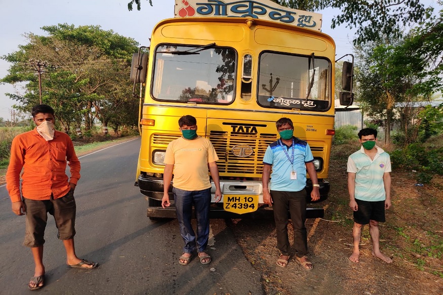 कोल्हापूरमध्ये पोलिसांची धक्कादायक कारवाई, दुधाच्या टँकरमध्ये बसून मुंबईकर करत होते प्रवास