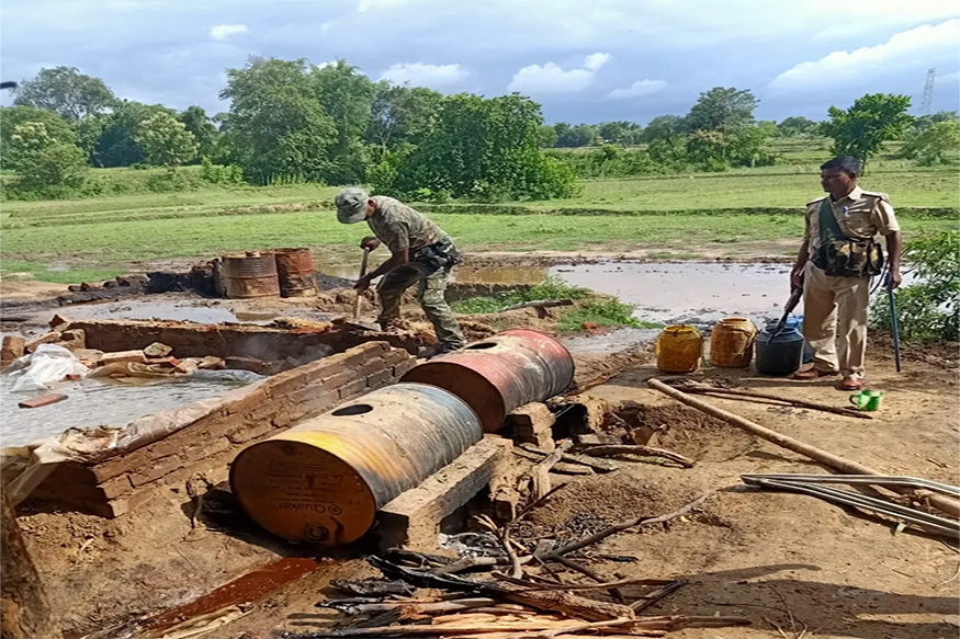 लॉकडाऊनमध्ये नागपुरात हातभट्टीवर फिल्मी स्टाईल रेड, लाखोंचा माल केला नष्ट