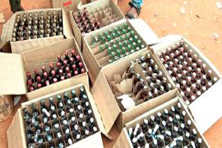 बापरे! सलाईनच्या बॉक्समध्ये ठेवल्या दारूच्या बाटल्या, पोलिसांनी असा केला पर्दाफाश