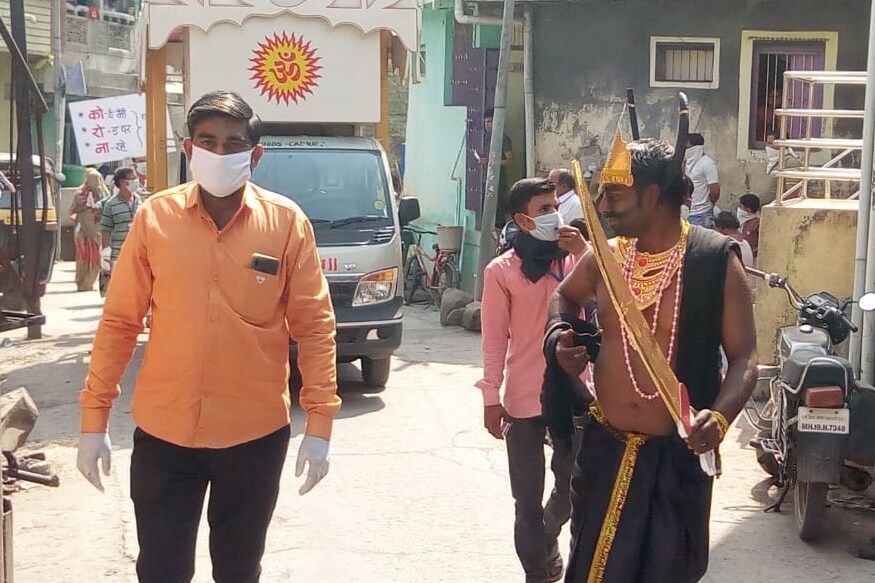 कोरोना रोगाला हद्दपार करण्यासाठी सर्वांनी घरातच थांबा. सर्वांनी प्रशासनाला सहकार्य करा. मास्क लावा, रुमालाचा वापर करा, अशा विविध घोषणा देत यावेळी नागरिकांना देण्यात आल्या. 