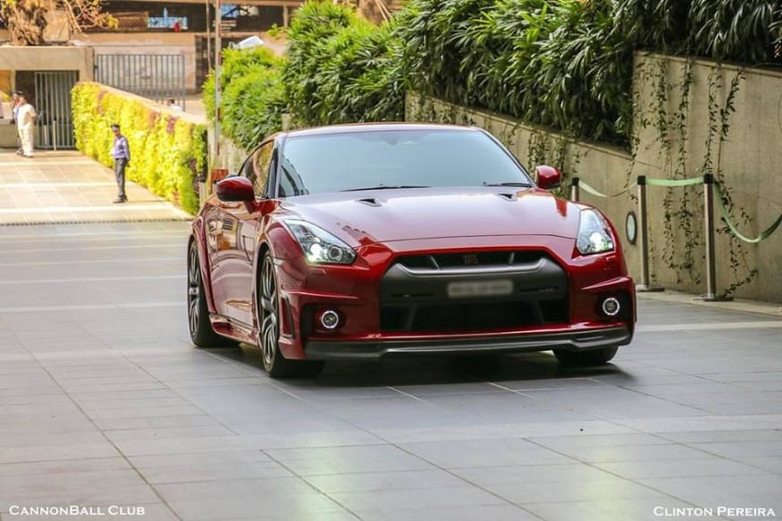 Nissan GT-R (फोटो सौजन्य : Clinton Pereira Photography) ही गाडी सचिनचा एके काळी जीव की प्राण होती. निस्सानची ही लक्झरी कार असूनही कंपनीने खास सचिनसाठी या आलिशान गाडीत आणखी काही आरामदायी बदल करून मेड टू ऑर्डर लक्झरी कार तयार करून दिली होती. सचिनने 2017 मध्ये ही गाडी विकली. Nissan GT-R (फोटो सौजन्य : Clinton Pereira Photography) ही गाडी सचिनचा एके काळी जीव की प्राण होती. निस्सानची ही लक्झरी कार असूनही कंपनीने खास सचिनसाठी या आलिशान गाडीत आणखी काही आरामदायी बदल करून मेड टू ऑर्डर लक्झरी कार तयार करून दिली होती. सचिनने 2017 मध्ये ही गाडी विकली.