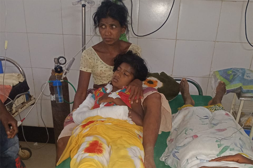 मातीच्या ढिगाऱ्याखाली दबून दोघांचा जागीच मृत्यू, सहा जण गंभीर जखमी