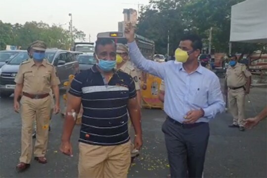48 तासांत कोरोनामुळे 3 सहकारी गमावल्याचं ऐकून पोलिस अधिकाऱ्याला रडू कोसळलं