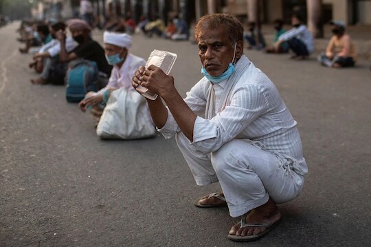 पुण्यात अडकलेल्यांनी आहे त्याच ठिकाणी रहावे, जिल्हाधिकाऱ्यांचा मोठा खुलासा
