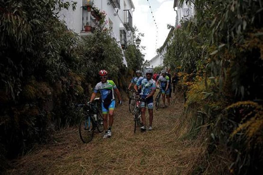 स्पेनच्या दक्षिण भागात असलेल्या जहारा डी ला सिएरा हे शहर आहे. स्पेनमध्ये 14 मार्चला कोरोनाबाबत इशारा देण्यात आला होता. तेव्हाच महापौरांनी शहरातले 5 पैकी 4 रस्ते बंद केले. स्पेनच्या दक्षिण भागात असलेल्या जहारा डी ला सिएरा हे शहर आहे. स्पेनमध्ये 14 मार्चला कोरोनाबाबत इशारा देण्यात आला होता. तेव्हाच महापौरांनी शहरातले 5 पैकी 4 रस्ते बंद केले.