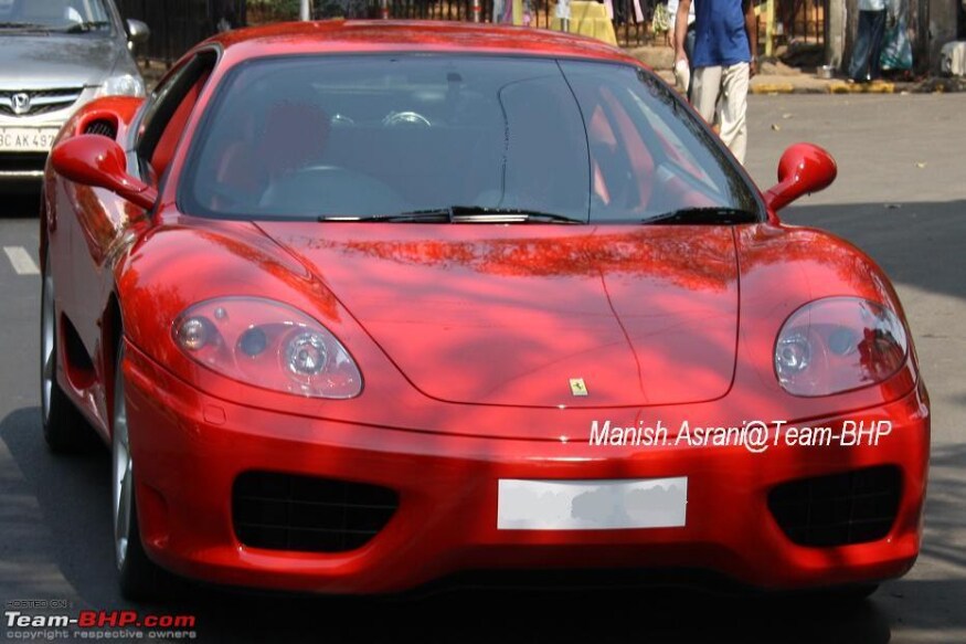 Ferrari 360 Modena (फोटो सौजन्य : Team-BHP) फेरारी 360 मॉडेना ही खरोखर प्रत्येकाची ड्रीम कार असू शकते. त्यातून सचिनला ही गाडी मिळालेय वेगाचा बादशहा - फॉर्म्युला 1 चा चँपियन मायकेल शुमारक याच्याकडून. डॉन ब्रॅडमनच्या 29 कसोटी शतकांची सचिनने बरोबरी केली तेव्हा 2000 साली शुमाकरने ही भन्नाट गाडी त्याला भेट दिली होती. काही वर्ष ती सचिनच्या ताफ्यात होती. मग त्याने सुरतच्या एका व्यापाऱ्याला विकली. Ferrari 360 Modena (फोटो सौजन्य : Team-BHP) फेरारी 360 मॉडेना ही खरोखर प्रत्येकाची ड्रीम कार असू शकते. त्यातून सचिनला ही गाडी मिळालेय वेगाचा बादशहा - फॉर्म्युला 1 चा चँपियन मायकेल शुमारक याच्याकडून. डॉन ब्रॅडमनच्या 29 कसोटी शतकांची सचिनने बरोबरी केली तेव्हा 2000 साली शुमाकरने ही भन्नाट गाडी त्याला भेट दिली होती. काही वर्ष ती सचिनच्या ताफ्यात होती. मग त्याने सुरतच्या एका व्यापाऱ्याला विकली.