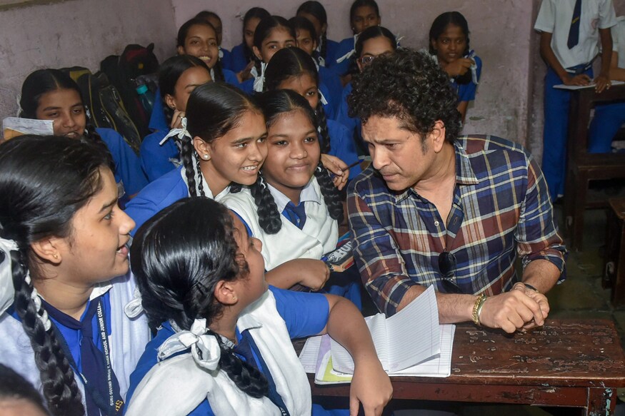 मुंबईतील एका शाळेतील वर्ग बांधण्यासाठी सचिनने निधी दान केला होता. त्या शाळेत सरप्राइज व्हिजीट देऊन सचिनने आनंदामध्ये आणखी भर टाकली होती. मुंबईतील एका शाळेतील वर्ग बांधण्यासाठी सचिनने निधी दान केला होता. त्या शाळेत सरप्राइज व्हिजीट देऊन सचिनने आनंदामध्ये आणखी भर टाकली होती.
