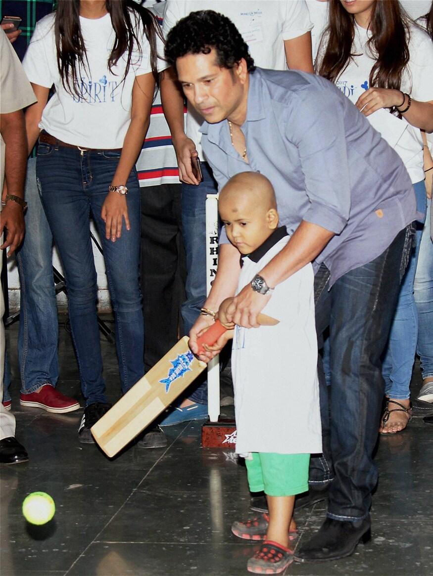 मुंबईतील 'Make a Wish' या फाऊंडेशनच्या एका कार्यक्रमामध्ये कॅन्सरबाधित मुलांबरोबर वेळ घालवताना सचिनच्या चेहऱ्यावर निखळ आनंद दिसत आहे मुंबईतील 'Make a Wish' या फाऊंडेशनच्या एका कार्यक्रमामध्ये कॅन्सरबाधित मुलांबरोबर वेळ घालवताना सचिनच्या चेहऱ्यावर निखळ आनंद दिसत आहे