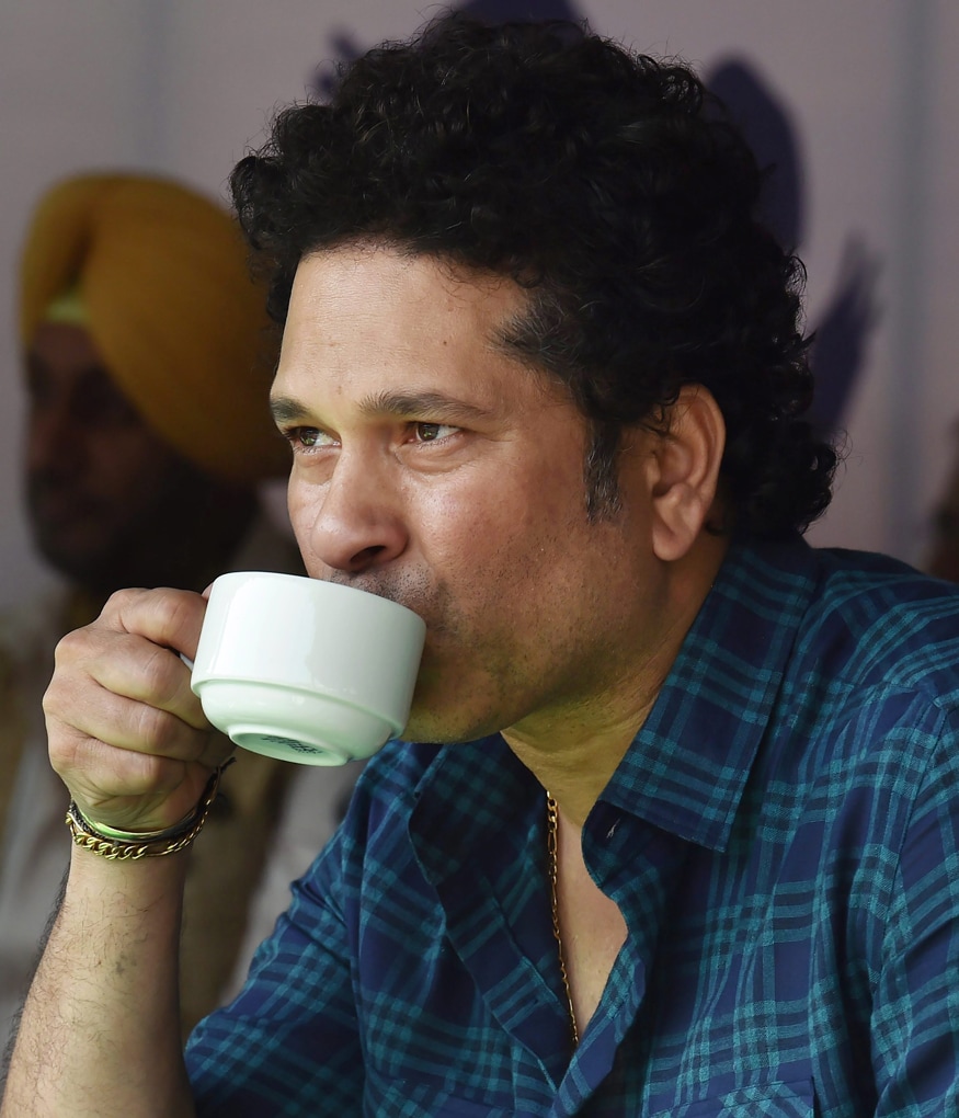 सचिन तेंडुकलरनेही लेफ्ट हँडने क्रिकेट खेळून अनेकांना डाव्या हाताने क्रिकेट खेळण्याचं वेड लावलं. सचिन तेंडुकलरनेही लेफ्ट हँडने क्रिकेट खेळून अनेकांना डाव्या हाताने क्रिकेट खेळण्याचं वेड लावलं.