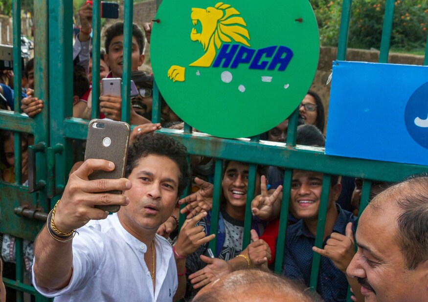 आजही सचिनचे तेवढेच फॅन्स आहेत, जेवढे त्याने आतापर्यंतच्या कारकिर्दीमध्ये कमावले आहेत. याच फॅन्सच्या गराड्यात अनेकदा सचिन रमलेला आजही पाहायला मिळतो आजही सचिनचे तेवढेच फॅन्स आहेत, जेवढे त्याने आतापर्यंतच्या कारकिर्दीमध्ये कमावले आहेत. याच फॅन्सच्या गराड्यात अनेकदा सचिन रमलेला आजही पाहायला मिळतो