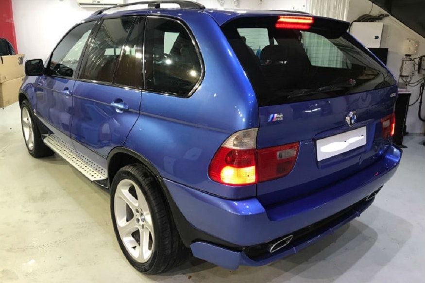 BMW X5M SUV(फोटो सौजन्य : Acierto Multi Trade Pvt Ltd) बीएमडब्ल्यू X5M ही निळ्या रंगाची गाडी सचिनकडे होती ती त्याने 2018 ऑगस्टमध्ये 21 लाखाला विकली. M कॅटेगरीतल्या SUV गाड्या त्या वेळी भारतात अगदीच दुर्मीळ होत्या. आपल्या ताफ्यातली सगळ्यात जास्त त्याने हीच गाडी पळवली असेल. BMW X5M SUV(फोटो सौजन्य : Acierto Multi Trade Pvt Ltd) बीएमडब्ल्यू X5M ही निळ्या रंगाची गाडी सचिनकडे होती ती त्याने 2018 ऑगस्टमध्ये 21 लाखाला विकली. M कॅटेगरीतल्या SUV गाड्या त्या वेळी भारतात अगदीच दुर्मीळ होत्या. आपल्या ताफ्यातली सगळ्यात जास्त त्याने हीच गाडी पळवली असेल.