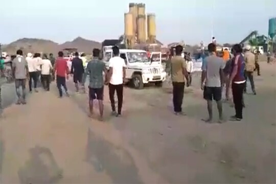 ठेकेदारानं दिला निम्माच पगार, संतप्त कामगारांकडून तोडफोड तर पोलिसांवरही हल्ला